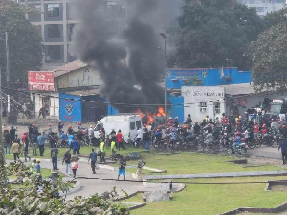 Kinshasa : un « Wewa » meurt électrocuté, ses collègues s’en prennent à une station de police