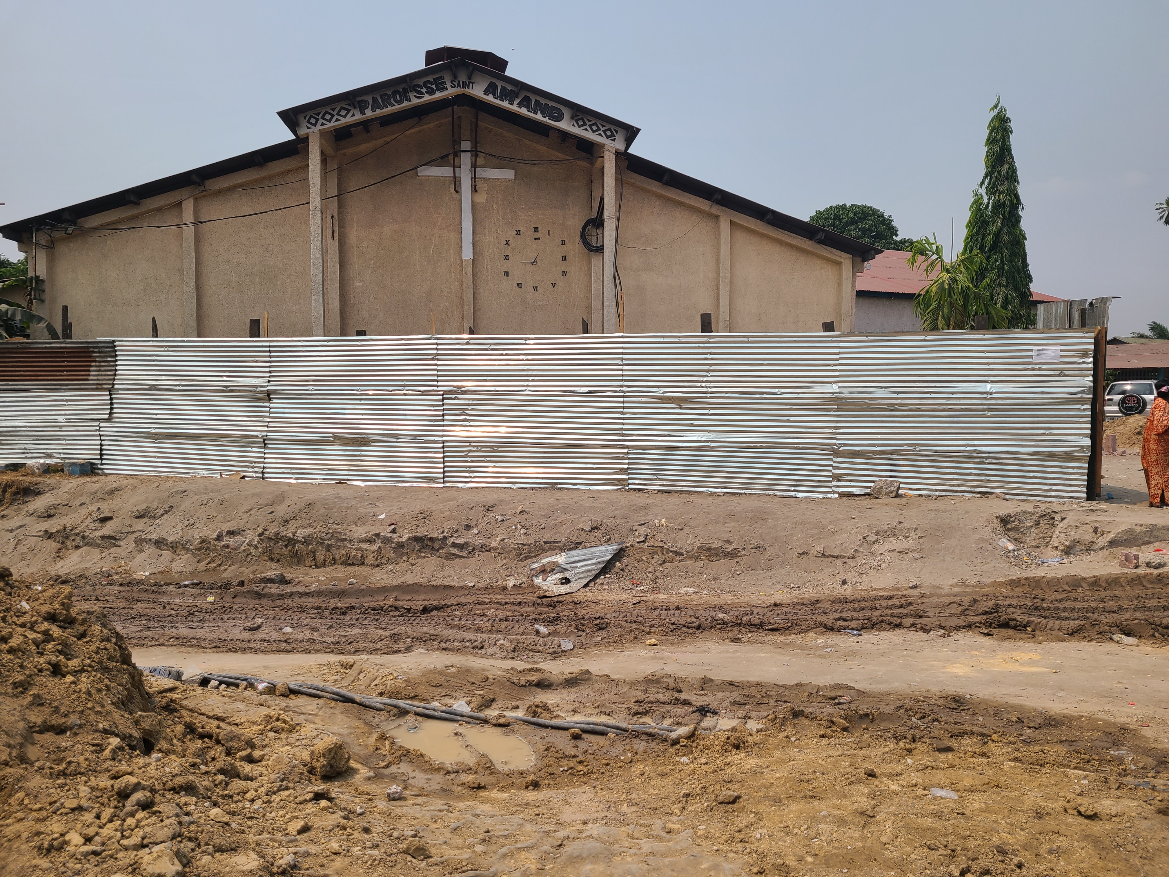 Kinshasa : la Fondation Godard Motemona reconstruit le mur de clôture de la paroisse Saint Amand à Limete