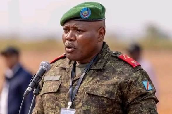 RDC : le lieutenant-général Kasongo Kabwik, commandant du Service national, élevé au grade de Commandeur de l’Ordre national