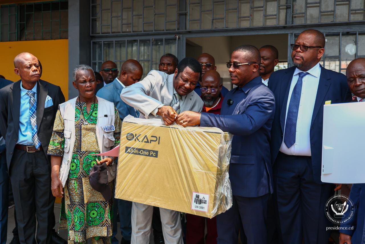 Kinshasa : Tshisekedi dote le Lycée Shaumba de deux bus et de 100 ordinateurs