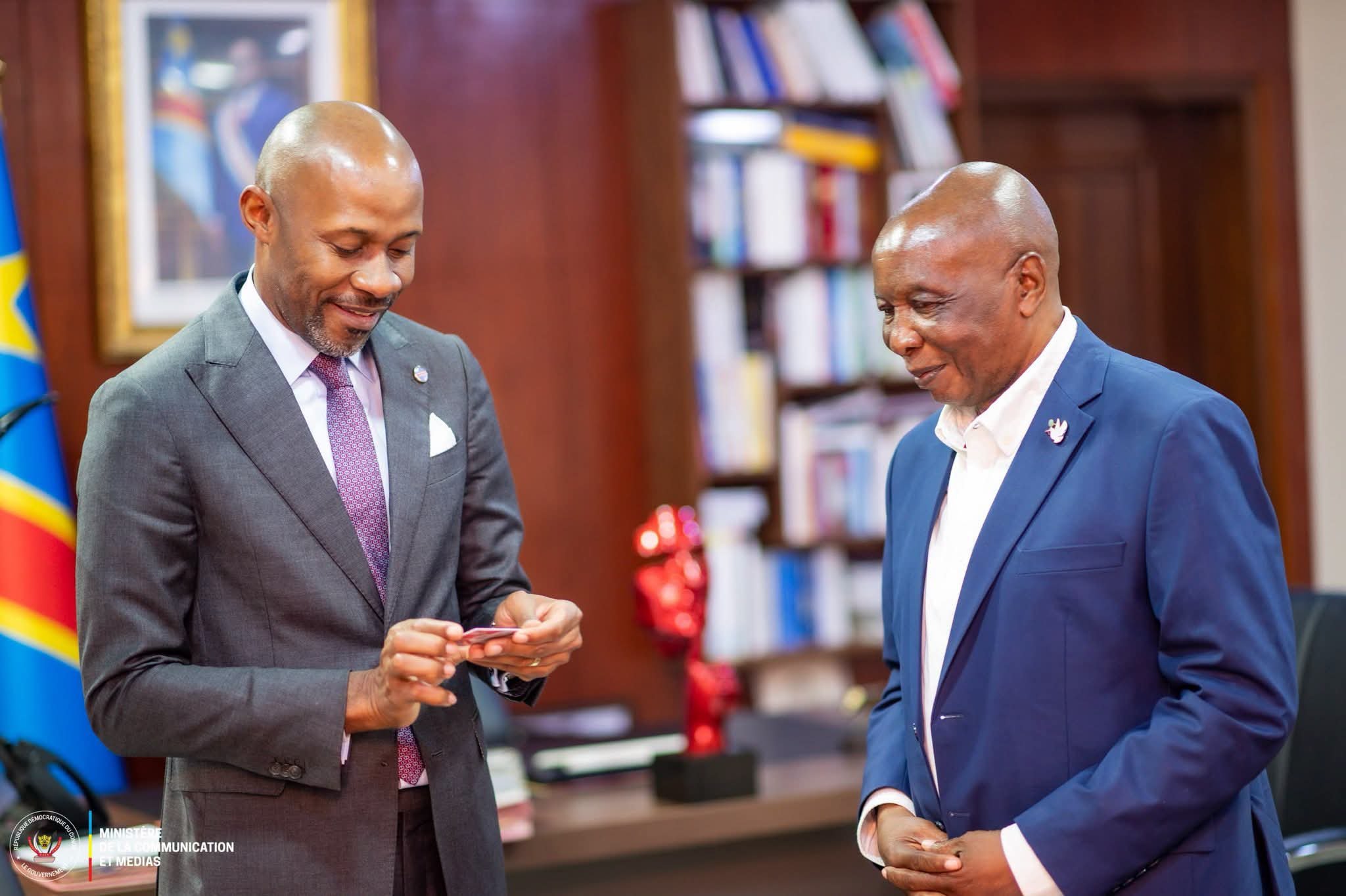 RDC : Muyaya reçoit sa carte de membre d’honneur de l’UNPC