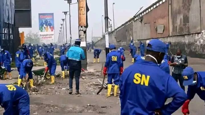 Kinshasa : le Service national revendique 70% de caniveaux curés en deux mois