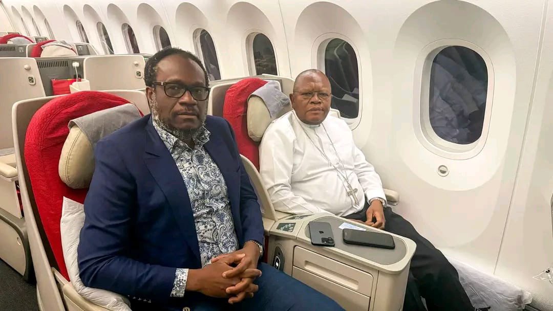 RDC : une photo du Cardinal Ambongo et de Delly Sesanga dans le même vol fait polémique, l’entourage du prélat précise
